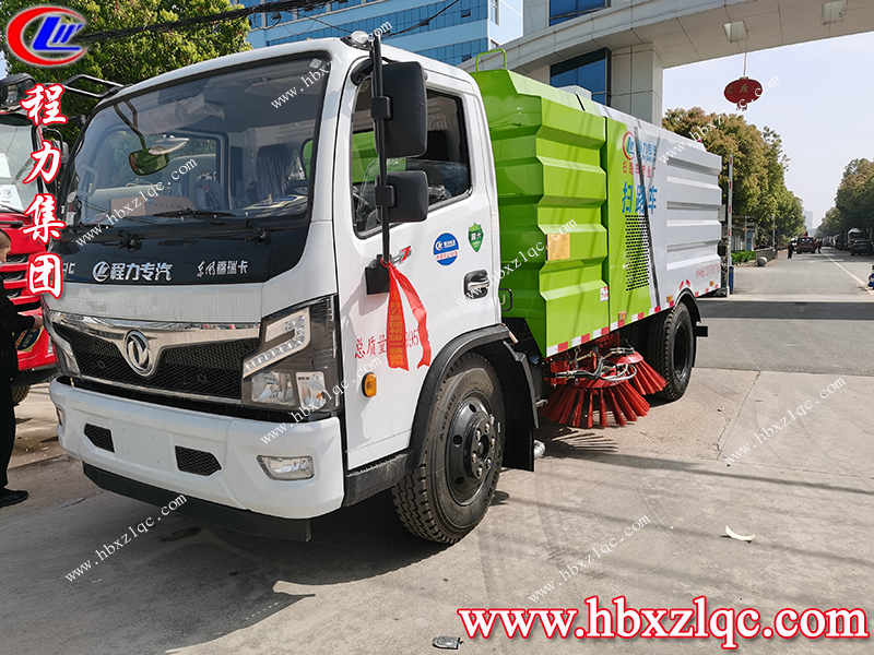 程力集團東風(fēng)福瑞卡掃路車，北京客戶到廠自提車并學(xué)習(xí)操作方法